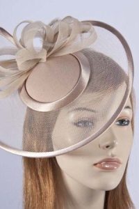 glamorous fascinator headpiece style for long hairstyle