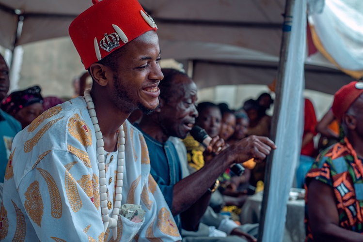 asastan traditional wedding styles 16 - the bride's brother admiring his sister and her husband