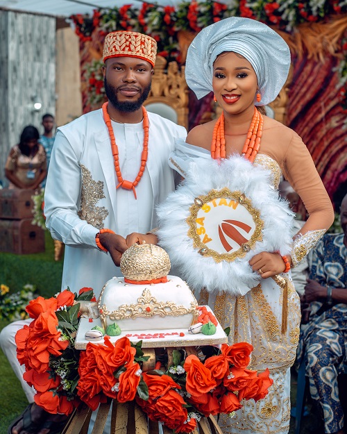 asastan traditional wedding styles 17 - the bride and the groom posing with the cake