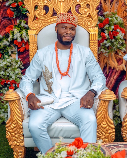 asastan traditional wedding styles 20 - groom posing on his traditional wedding throne