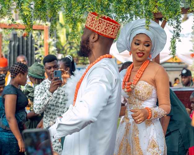 asastan traditional wedding styles 25 - groom and his bride in high spirit of african cultural dance