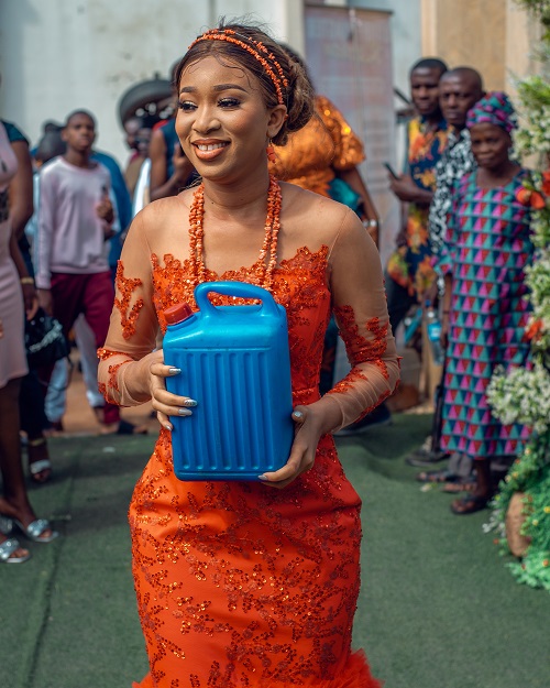 asastan traditional wedding styles 4 - adaeze taking the palm wine to the elders in grand style