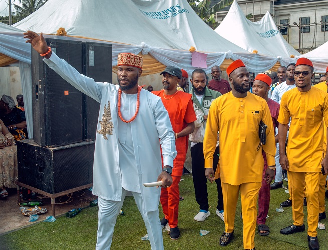 asastan traditional wedding styles 9 - groomsmen and friends ushering the groom into the traditional wedding ground in grand style