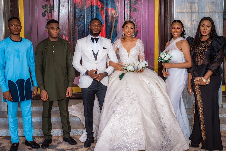 asastan white wedding photo styles 33 - couple with chief bridesmaid, her mum and siblings