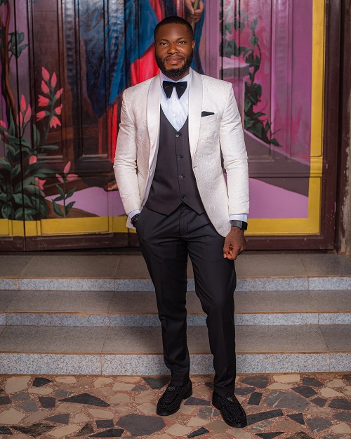 asastan white wedding photo styles 40 - the full picture of the gorgeous groom in milk suit and black trousers