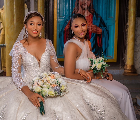 asastan white wedding photo styles 42 - bride and her chief bridesmaid posing with charming smiles