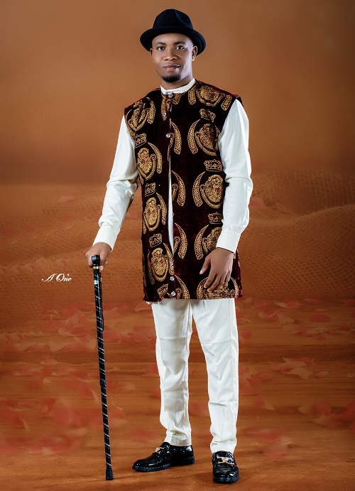 asabmc traditional photo styles 2 - Bob Michael in classy African wedding outfit, complemented with a hat and a staff