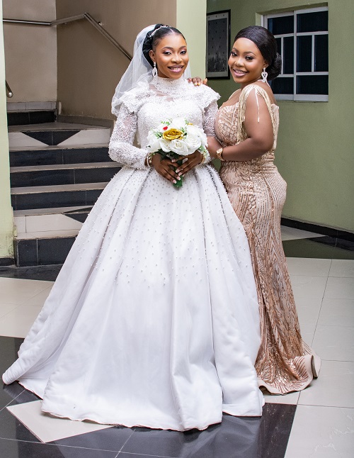 asabmc white wedding photo styles 17 - The bride and the Chief bride's maid